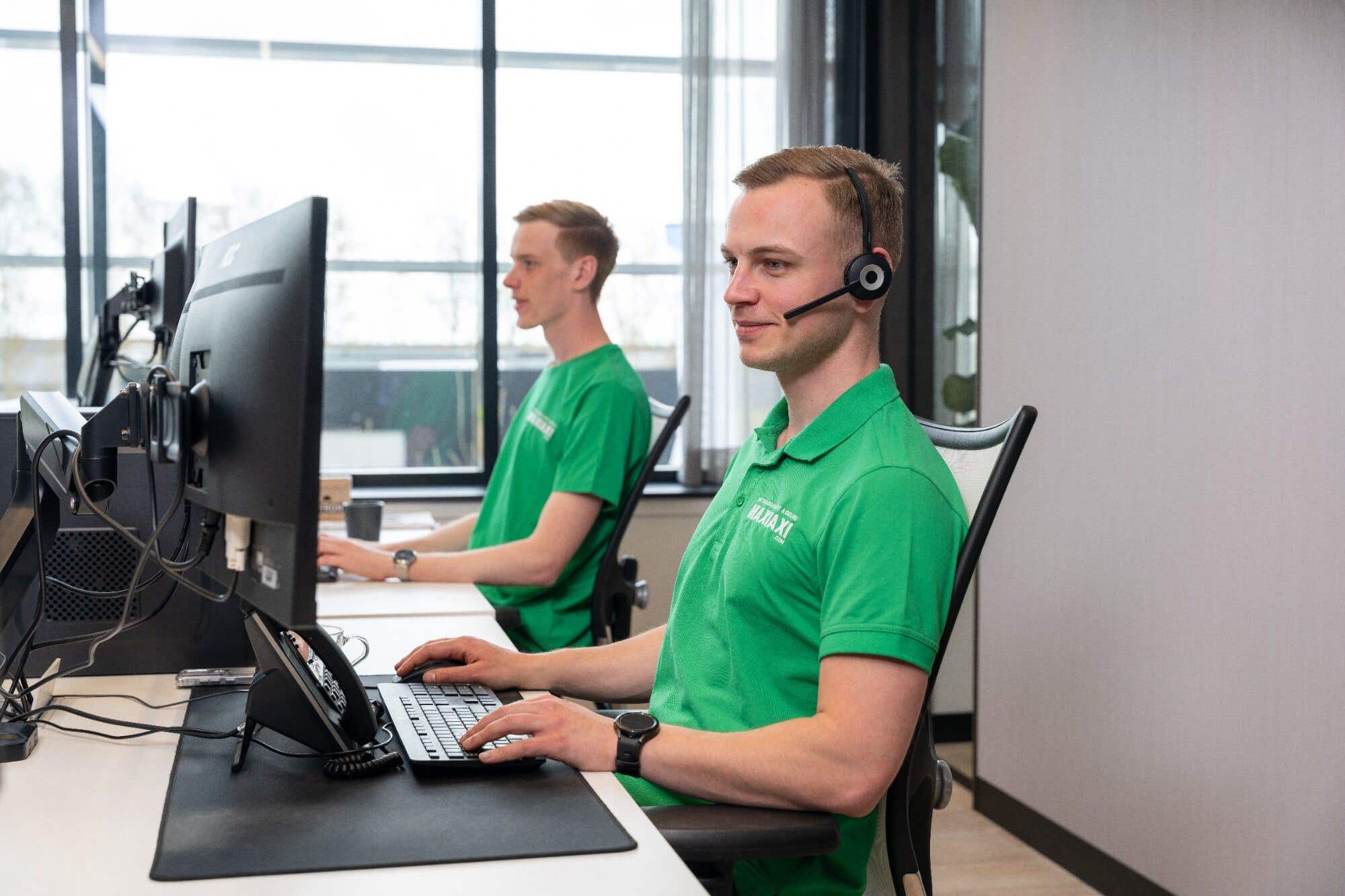 2 MaxiAxi klantenservice medewerkers die aan het bellen zijn met klanten
