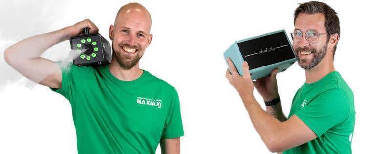twee MaxiAxi medewerkers met een rookmachine en een dab radio