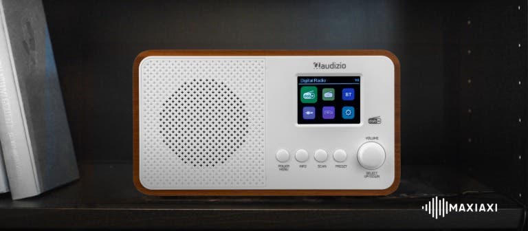 Een DAB radio in een boekenkast