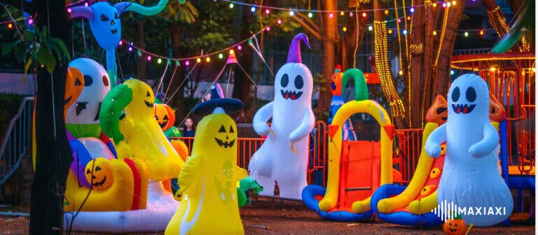 Aufblasbare Halloween-Geister auf einem Spielplatz