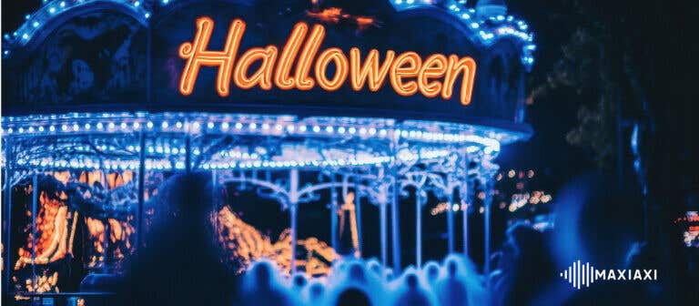 beleuchtetes Karussell mit großen Neonbuchstaben mit der Aufschrift „Halloween“
