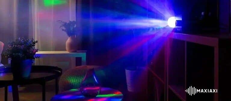 Partybeleuchtung mit bunten Lichtstrahlen, die ein Wohnzimmer füllen – stimmungsvolle Lichtshow von BeamZ für gemütliche Partynächte