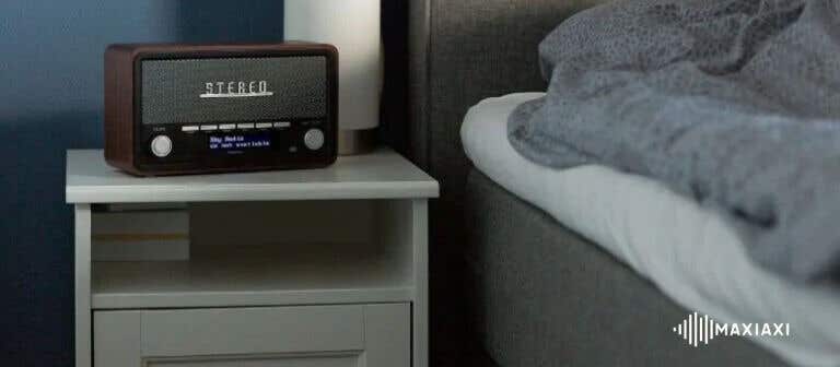 Audizio Radio im Schlafzimmer neben einem Bett