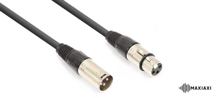XLR-Kabel mit 3-poligem XLR-Stecker und XLR-Buchse für symmetrische Audioverbindungen.