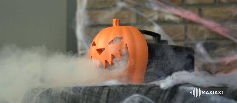 Kürbis-Nebelmaschine, Halloween-Nebelmaschine auf dem Tisch mit Halloween-Dekoration und Rauch