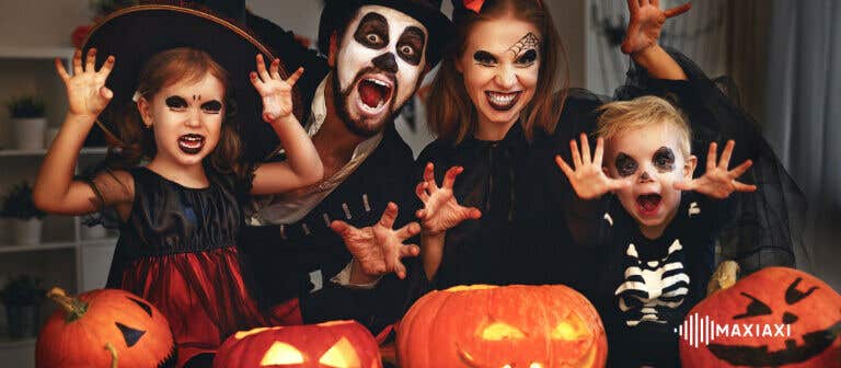Halloween-Familie mit gruseligem Halloween-Make-up und ausgehöhlten Kürbissen