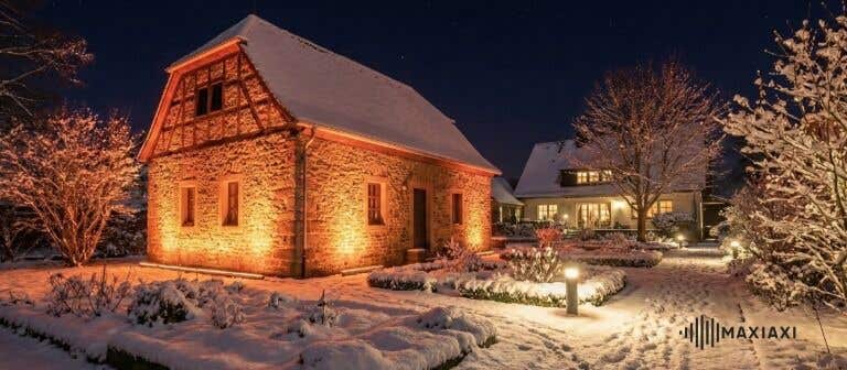 Außenansicht eines Hauses im Winter mit warmer Fassadenbeleuchtung – stimmungsvolle Alternative zur klassischen Weihnachtsbeleuchtung