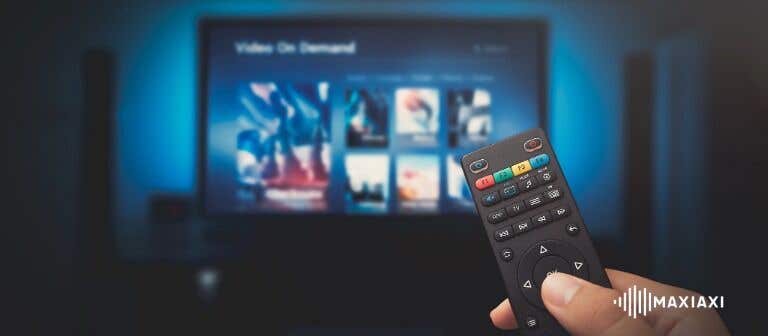 Fernbedienung vor einem Fernseher mit Streaming-Menü für Video-on-Demand-Inhalte.