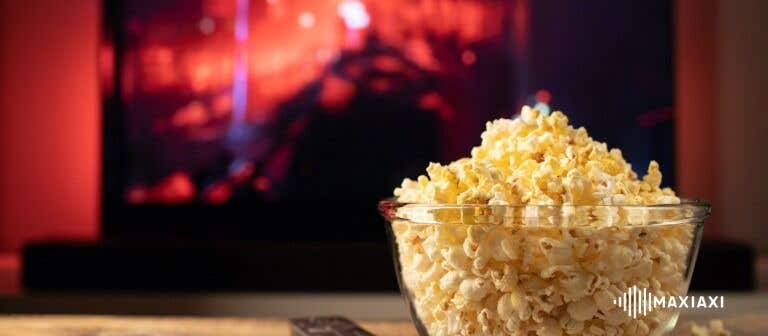 Schüssel mit Popcorn vor einem Fernseher im Wohnzimmer bei gemütlichem Heimkino-Abend.