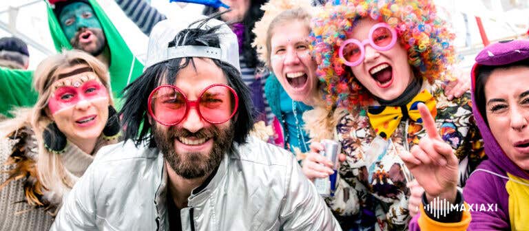 Leute, die sich für eine schlechte Party verkleidet haben