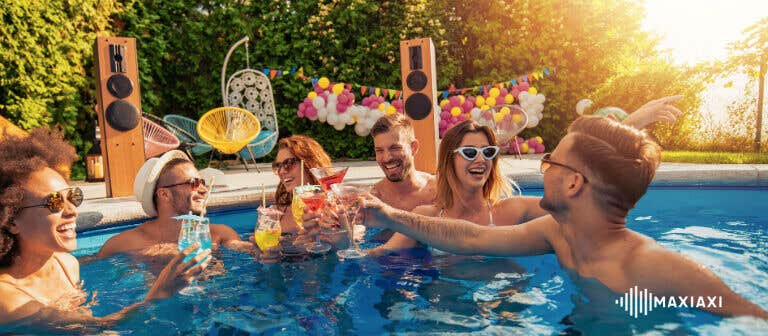 eine Poolparty mit Menschen, die im Wasser Spaß haben und zu Musik feiern
