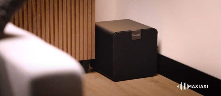 Nahaufnahme des aktiven Subwoofers Audizio SW80D in einem Wohnzimmer