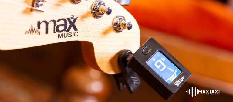Tuner beim Gitarre stimmen