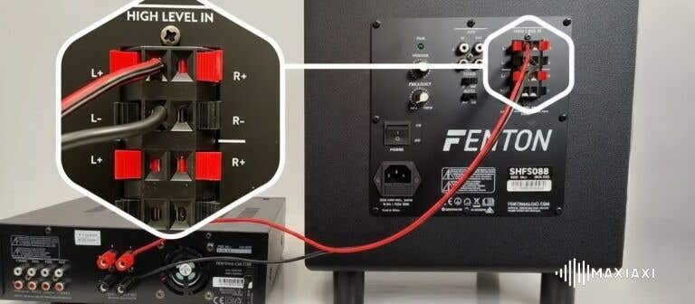 High Level Input Anschluss an einem Fenton Subwoofer mit Lautsprecherkabeln vom Verstärker verbunden.