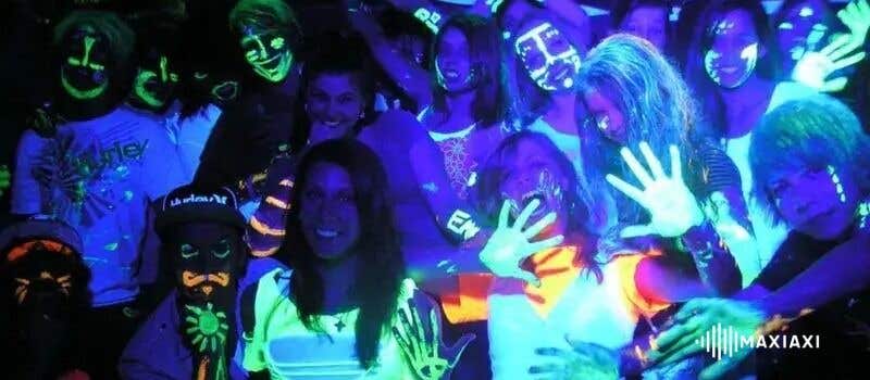 Menschen, die sich auf einer Neon Party geschminkt haben.