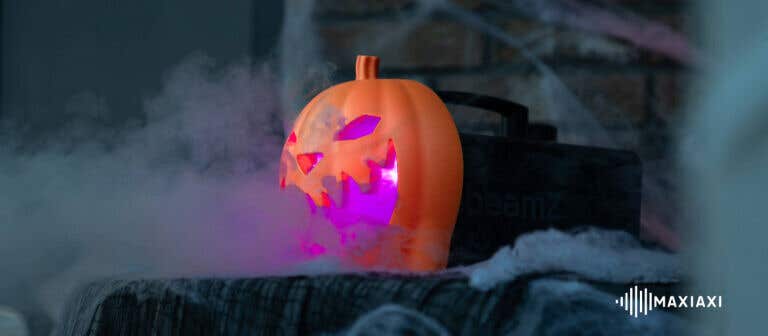Kürbis Nebelmaschine mit lila LED-Lichteffekten und Rauch auf einen Tisch