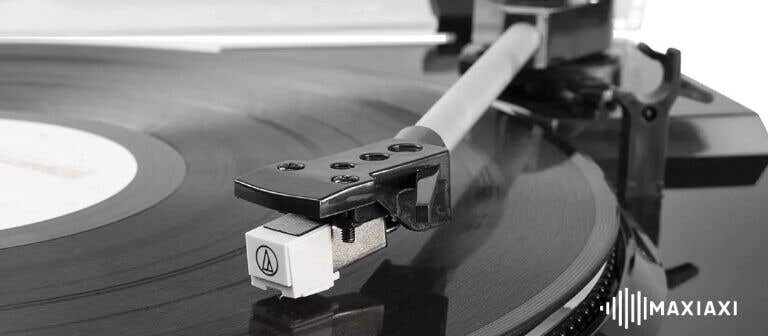 Plattenspieler-Tonabnehmer in Nahaufnahme – Nadel und Tonarm auf einer schwarzen Vinyl-Schallplatte