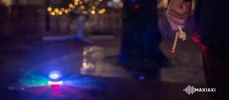 Ein Jelly Ball lässt auf Ihrer Silvesterparty Hunderte von Lichtstrahlen durch den Raum leuchten.