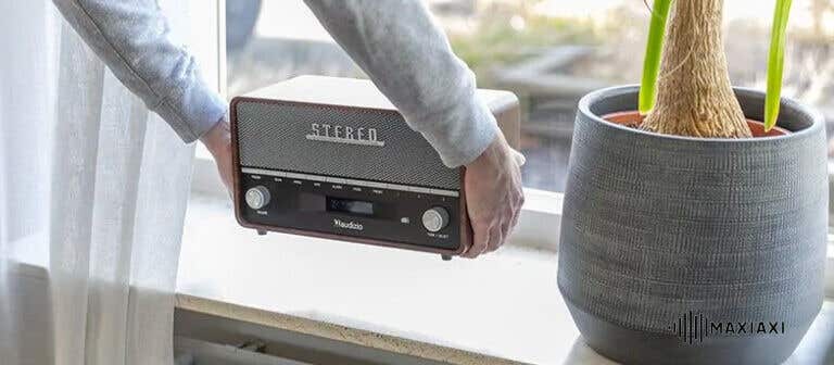 Ein vor dem Fenster aufgestelltes DAB-Radio