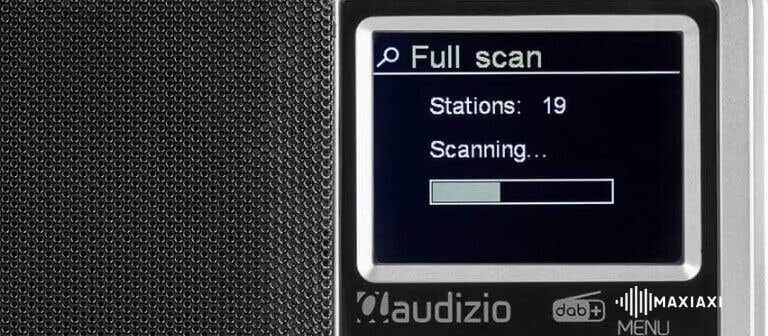 Detailansicht eines Audizio DAB+-Notfallradios mit Sendersuchlauf auf dem Display – zuverlässiger Radioempfang in Krisensituationen.