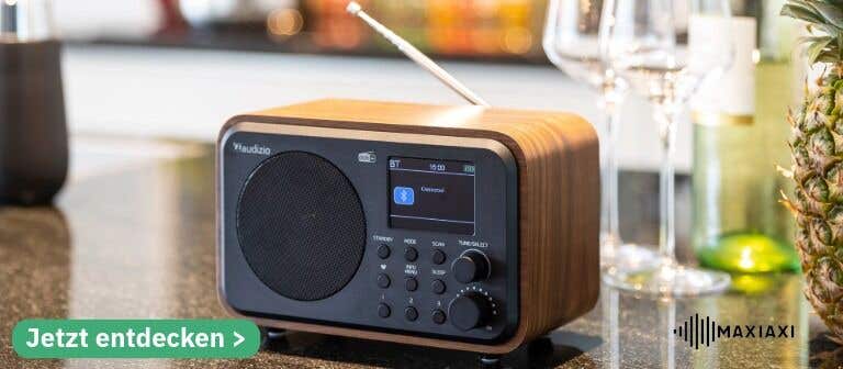 Holzfarbenes Audizio Milan DAB-Radio in der Küche – kompaktes Bluetooth-Radio mit Display und elegantem Design
