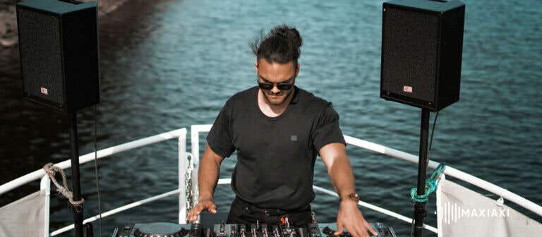 Ein DJ auf einem DJ Pult