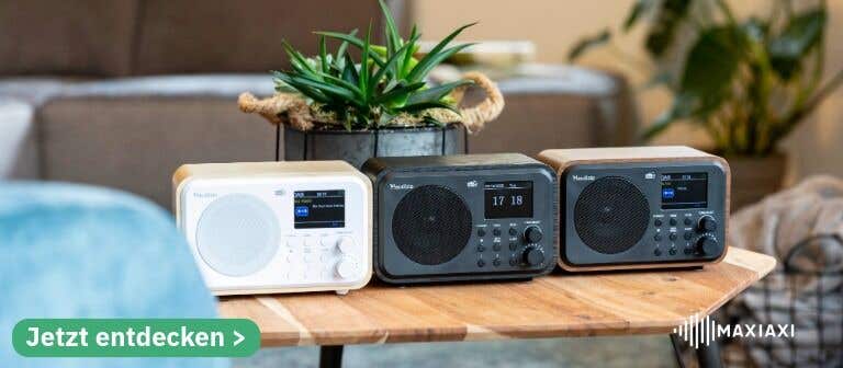 DAB-Radios in weiß, schwarz und Holzoptik op een Holztisch