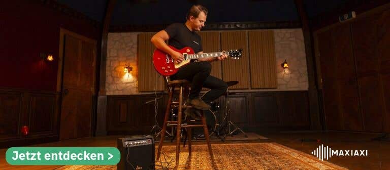 Gitarrist spielt E-Gitarre in een professionellen Musikstudio
