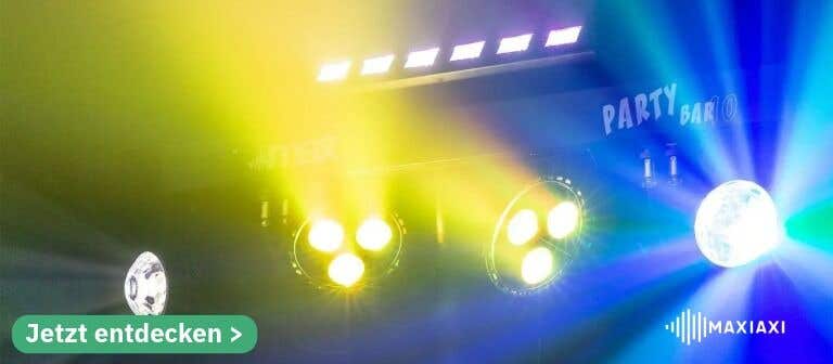 LED-Lichteffekte en bunte Strahlen op een feestinstallatie