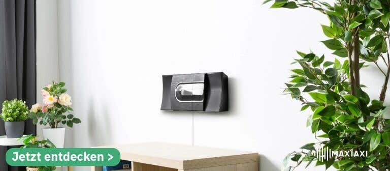 Moderne Wandstereoanlage in einem hellen Wohnzimmer