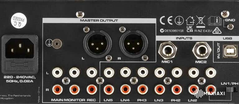 Rückseite eines Mischpults mit XLR-Master-Ausgängen, Cinch-Anschlüssen, Mikrofoneingängen und USB-Port.
