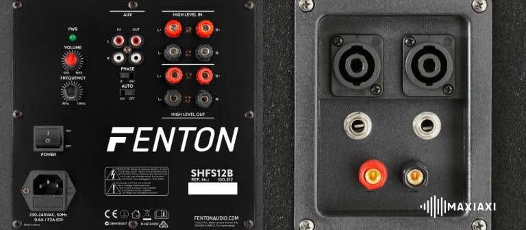 Anschlussfeld eines aktiven Subwoofers auf der linken Seite und Anschlussklemmen eines passiven Tieftöners auf der rechten Seite.