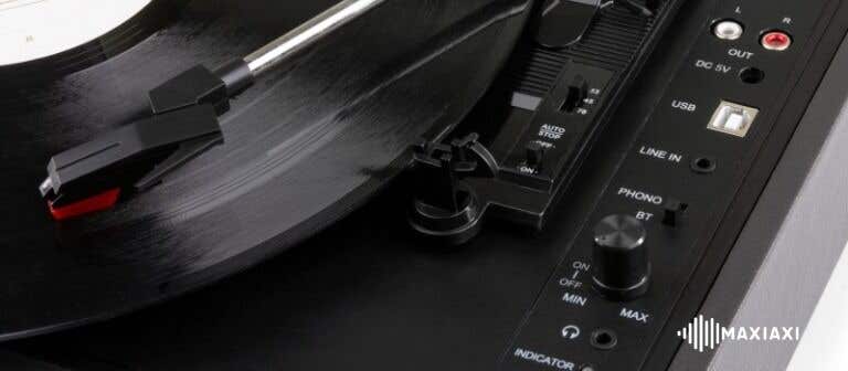 Detailaufnahme eines Plattenspielers mit drehender Vinyl-Schallplatte und Bedienknöpfen für Phono, Bluetooth, USB und Line-In