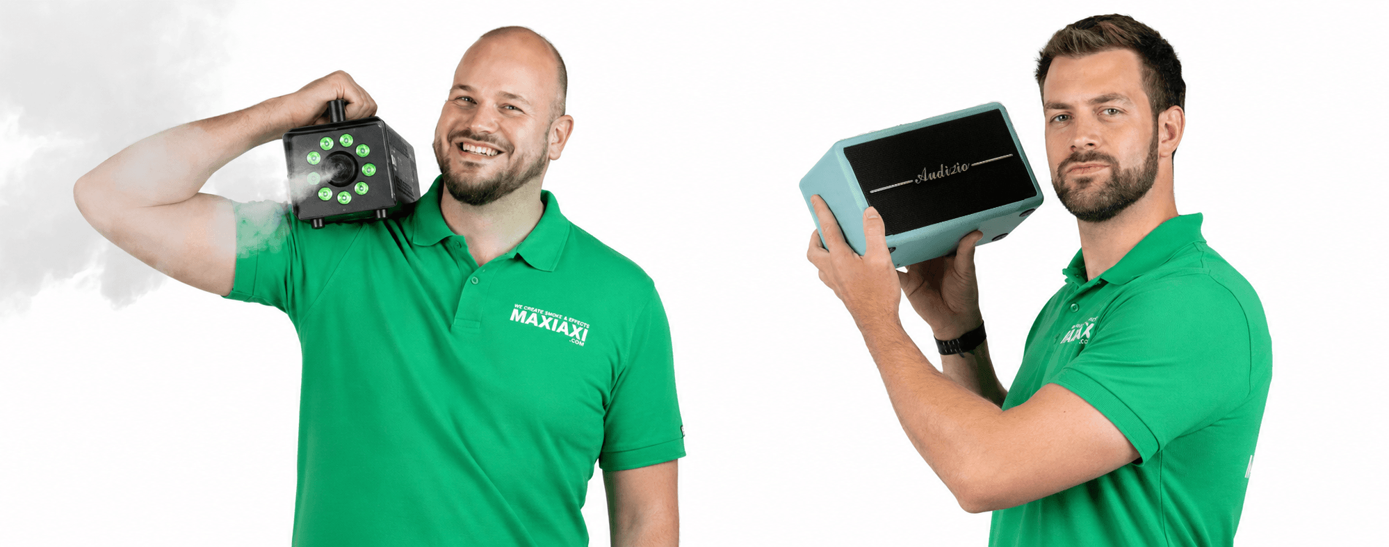 Zwei Kollegen von Maxiaxi Deutschland posieren mit einer Nebelmaschine und einem DAB-Radio