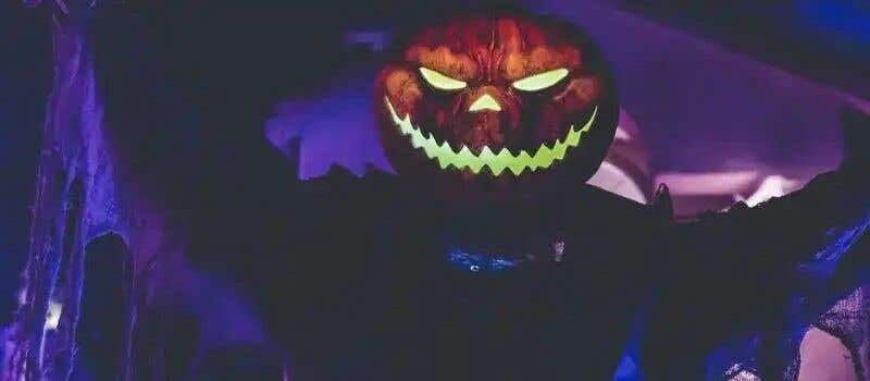 Een griezel met een pompoen op zijn hoofd in combinatie met Halloween verlichting creëert gegarandeerd een spookachtig effect
