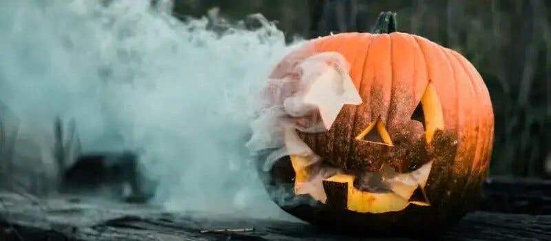 Ein Kürbis mit Rauchwolke darf auf deiner Halloween-Party nicht fehlen. Erzeuge diesen Effekt mit einer Halloween- und Kürbis-Nebelmaschine.
