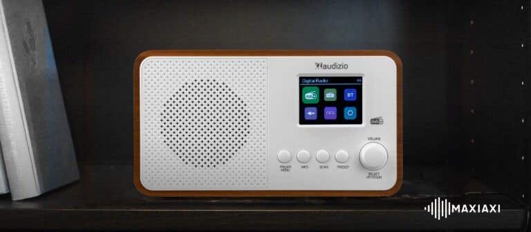 Edles Audizio Digitalradio mit Holzrahmen und Farbdisplay im Regal – kompaktes DAB+-Radio mit Bluetooth und klarer Bedienoberfläche