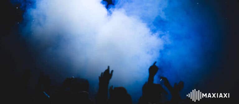 Viel Nebel aus einer Nebelmaschine auf einer Party