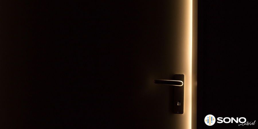 Une porte entrouverte qui cache une lumière 