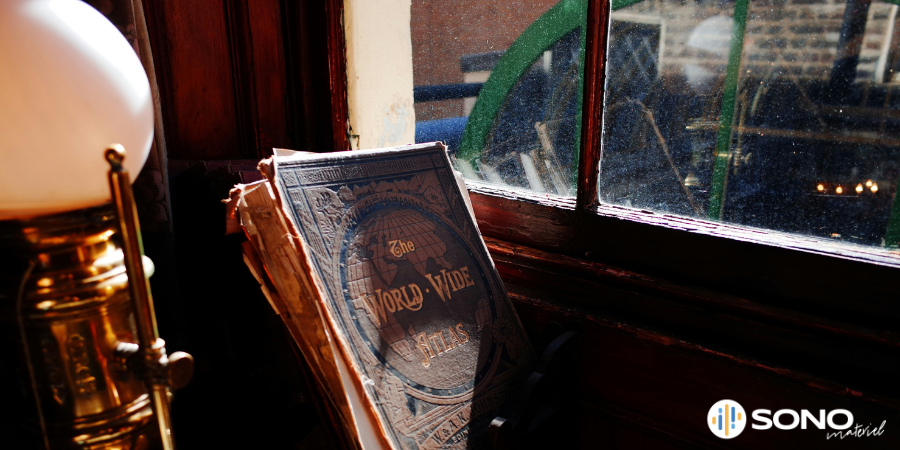 Décor d'une salle d'escape game avec livre ancien