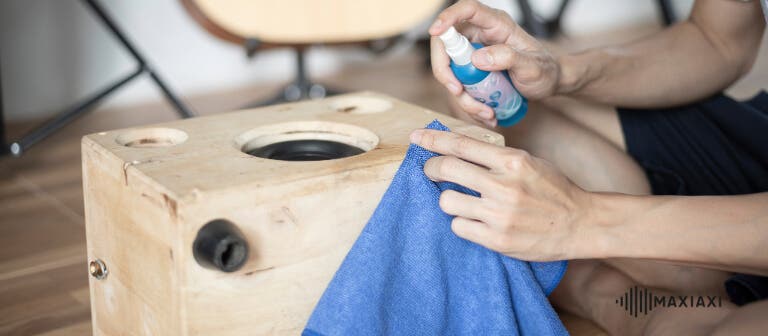 Iemand die de behuizing van een speaker afwerkt
